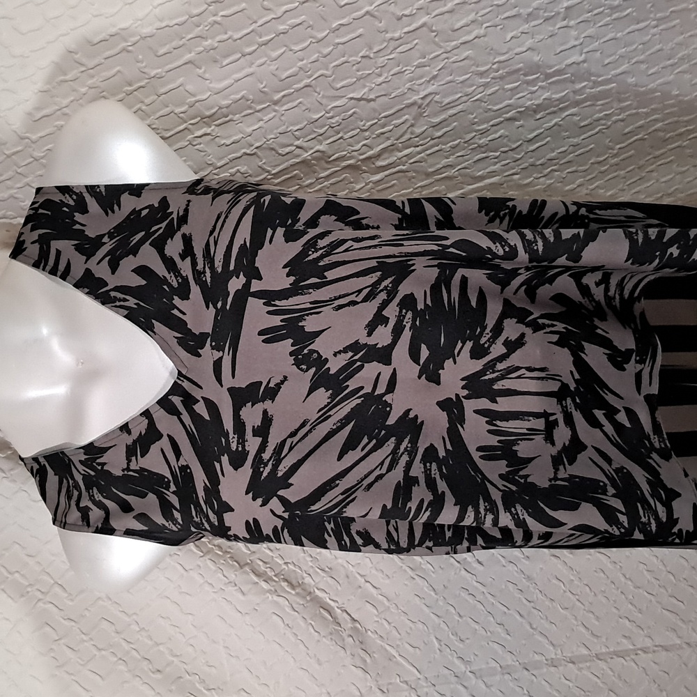 Vincent Camuto taupe sleeveless blouse